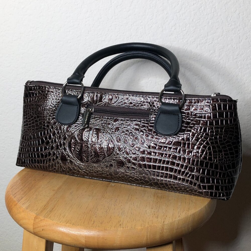 Elegant Crocodile-Embossed Clutch